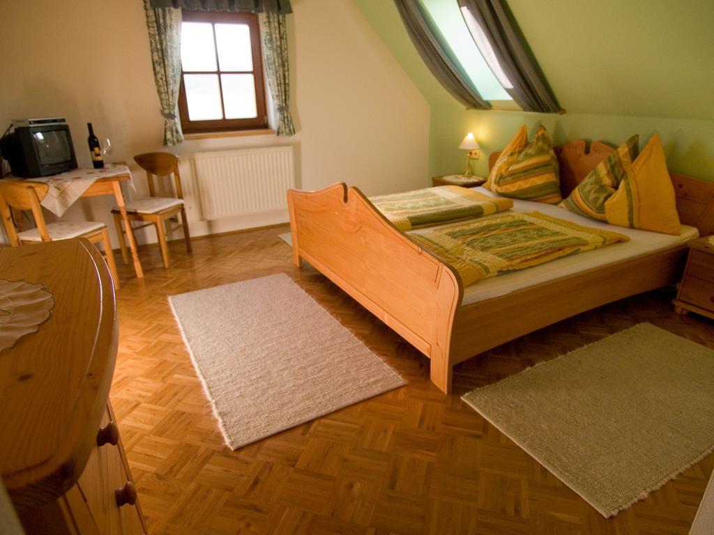 Weingut Schwarzl Bed and Breakfast Ratsch an der Weinstraße Δωμάτιο φωτογραφία